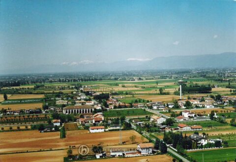 Foto Maurizio Soligo - Anni '90: foto aerea del centro di Barcon visto da est