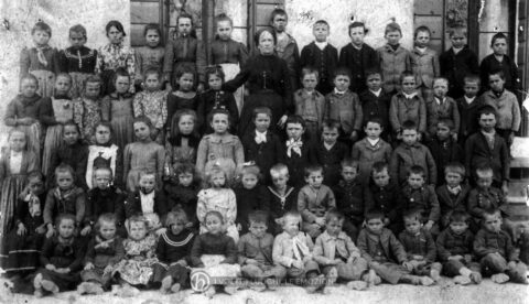 Anno scolastico 1903 - 1904 - Le classi I, II e III della scuola elementare Dante Alighieri di Barcon