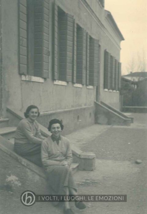 04-11-1956: Ebe Baldi e Liliana Castaldi (maestra a Vedelago) all’ingresso della scuola di Barcon