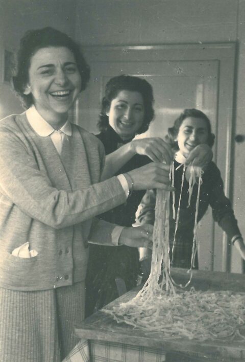 12-10-1956: Ebe Baldi, Angelina Poli (maestra a Barcon) e Liliana Castaldi (maestra a Vedelago) nell’appartamento di servizio alla scuola elementare
