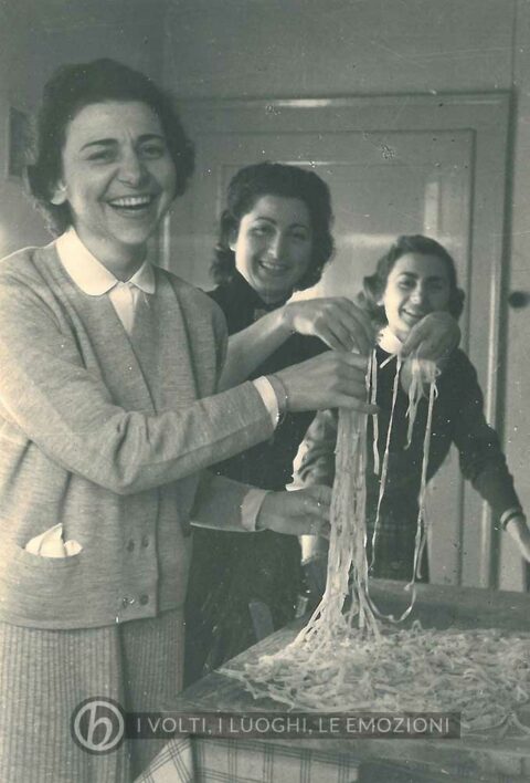 12-10-1956: Ebe Baldi, Angelina Poli (maestra a Barcon) e Liliana Castaldi (maestra a Vedelago) nell’appartamento di servizio alla scuola elementare