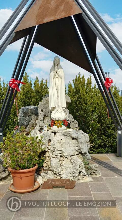 Il capitello votivo dedicato alla Madre di Dio, 28 marzo 2023