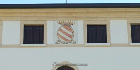 L'emblema dei Pola sul frontone settentrionale della canonica.