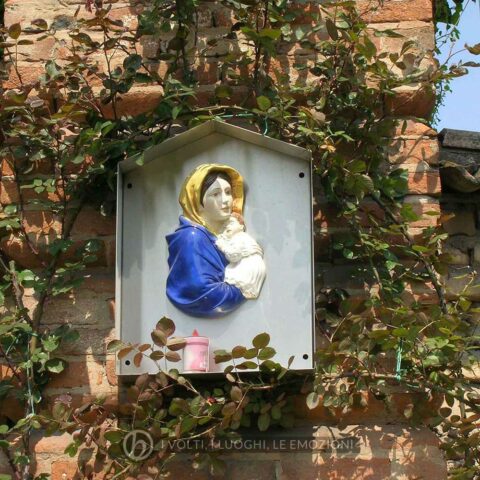Capitello dedicato alla Madonna