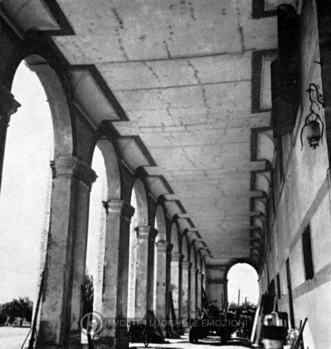 Il porticato della Barchessa di Villa Pola adibito a ricovero attrezzi e materiali