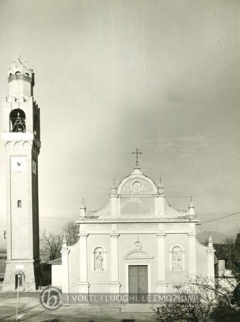 Archivio parrocchiale - La chiesa di Barcon negli anni ’50.