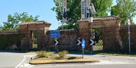 2023: l'ingresso nord, chiuso da una sezione di muro