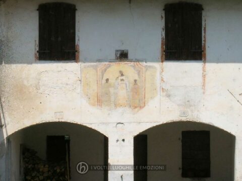 Affresco sulla facciata di una vecchia casa di Via Pola