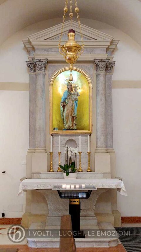 Il settecentesco altare proveniente da Villa Pola e dedicato alla Madonna del Rosario
