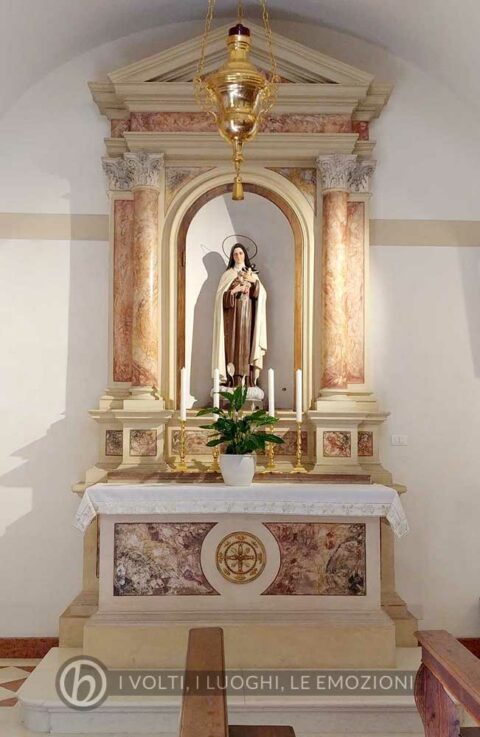 Altare dedicato a Santa Teresa di Lisieux