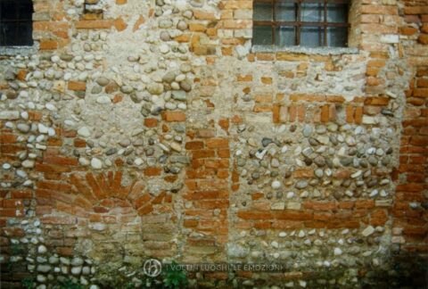 2001: edifici annessi, particolare del muro