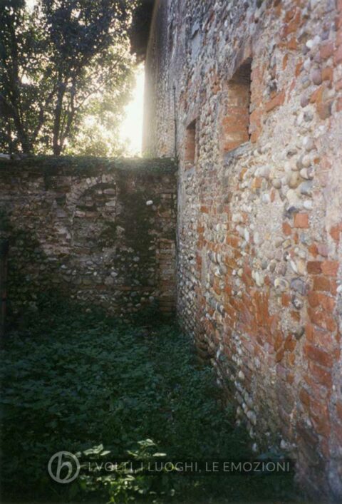 2001: edifici annessi, particolare del muro