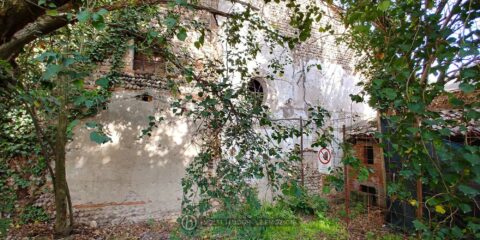 2023: edifici annessi, particolare del muro