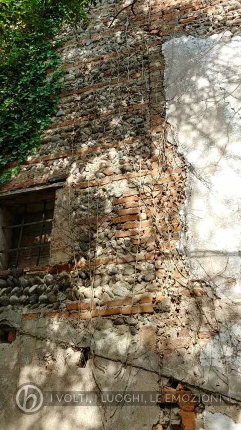 2023: edifici annessi, particolare del muro