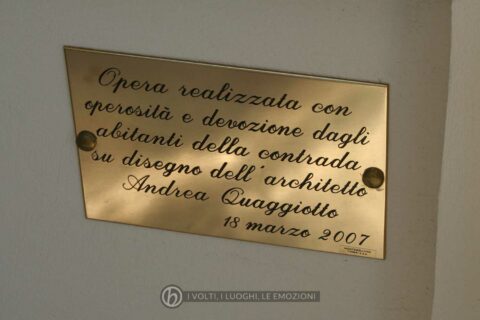 Il capitello votivo dedicato a S. Giuseppe, targhetta posta dopo la ricostruzione terminata nel 2007