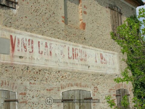 VINO CAFFE' LIQUORE E BIRRA - La Luna senza il Sole non risplende. Qui Vino senza danaro non si vende. Da bravi amici entrate, ma prima di sortir pagate.