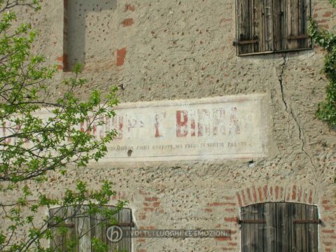 VINO CAFFE' LIQUORE E BIRRA - La Luna senza il Sole non risplende. Qui Vino senza danaro non si vende. Da bravi amici entrate, ma prima di sortir pagate.