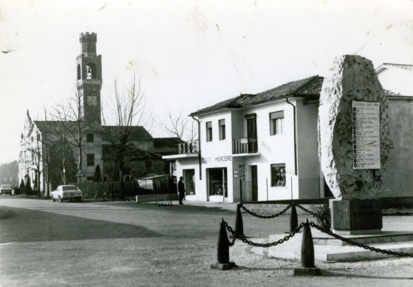 Foto Aurelio Foltran - Cartolina: Barcon (Treviso), Piazza Pola. Ed. P. Antonio - tessuti mercerie dolciumi
