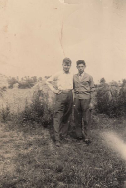 Foto Aurelio Martini - 1956: foto di Aurelio Martini e Giovanni Mazzoccato sul terreno dove verranno edificati l'asilo ed il campo sportivo