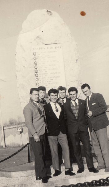 Foto Aurelio Martini - 1958: foto ricordo davanti al nuovo monumento