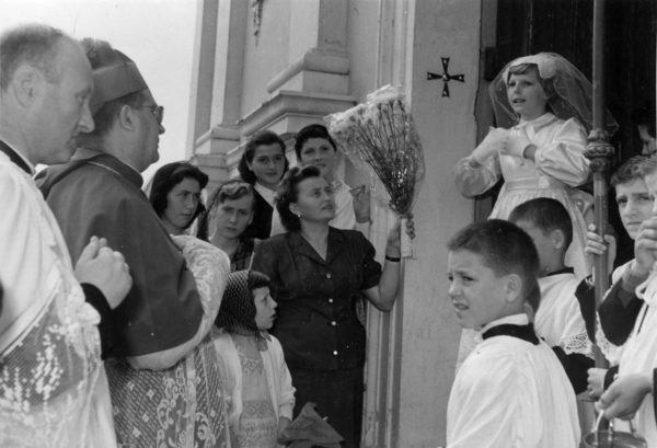 Archivio parrocchiale - 20 giugno 1957: visita del Vescovo di Treviso Mons. Egidio Negrin in occasione della S. Cresima.