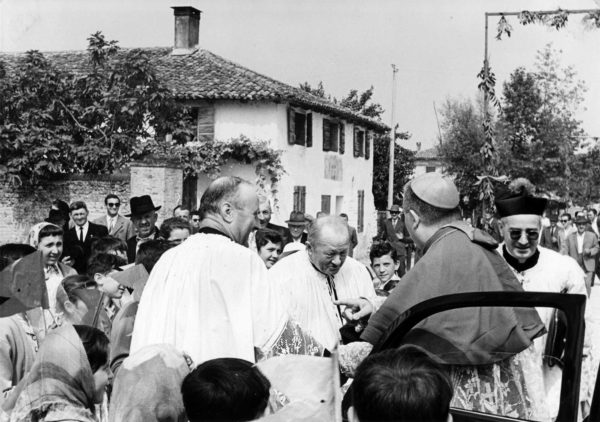 Archivio parrocchiale - 20 giugno 1957: visita del Vescovo di Treviso Mons. Egidio Negrin in occasione della S. Cresima.