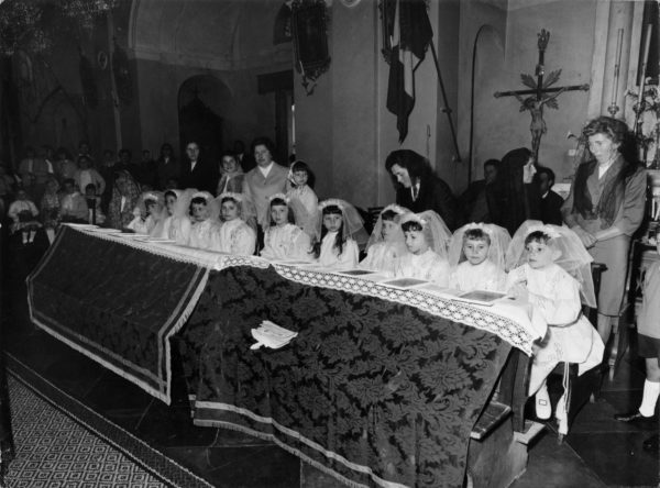 Archivio parrocchiale - 20 giugno 1957: prima Comunione della classe 1961