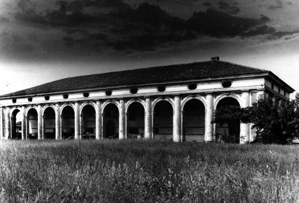 Foto Comune di Vedelago - La Barchessa di Villa Pola prima dei restauri di inizio anni 2000