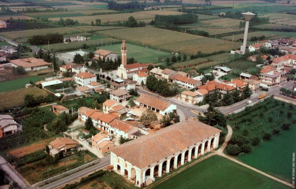 Foto Comune di Vedelago - 1991. Vista aerea della Barchessa di Villa Pola