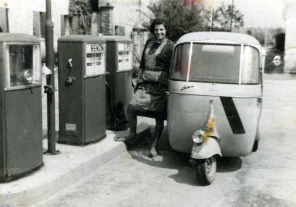 Foto Edda Quaggiotto - Motocarro davanti al vecchio distibutore di benzina in Piazza Cavour