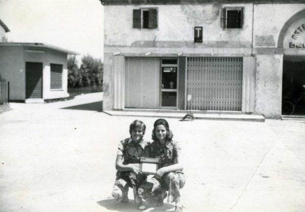 Foto Edda Quaggiotto - 1972: ragazze fotografate in Piazza Cavour. Sullo sfondo la vecchia bottega Occhial e l'Osteria al Belvedere