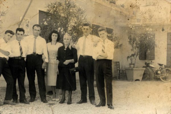 Foto Egidio Martini - 27-08-1960: gli sposi al ricevimento con i parenti
