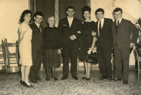 Foto Egidio Martini - 9-11-1963: gli sposi al ricevimento con i parenti