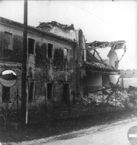 Foto Loris Visintin - L'edificio della scuola elementare 'Dante Alighieri' in fase di demolizione nel 1978