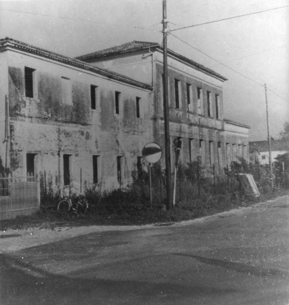 Foto Loris Visintin - L'edificio della scuola elementare 'Dante Alighieri' in disuso e abbandonato nel 1978