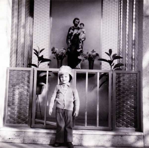 Foto Enrico Soligo - Anni 70: davanti al capitello di S. Giuseppe