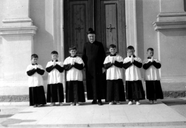 Foto Felice Trinca - 22 aprile 1962: don Alberto Miatello e i suoi chierichetti