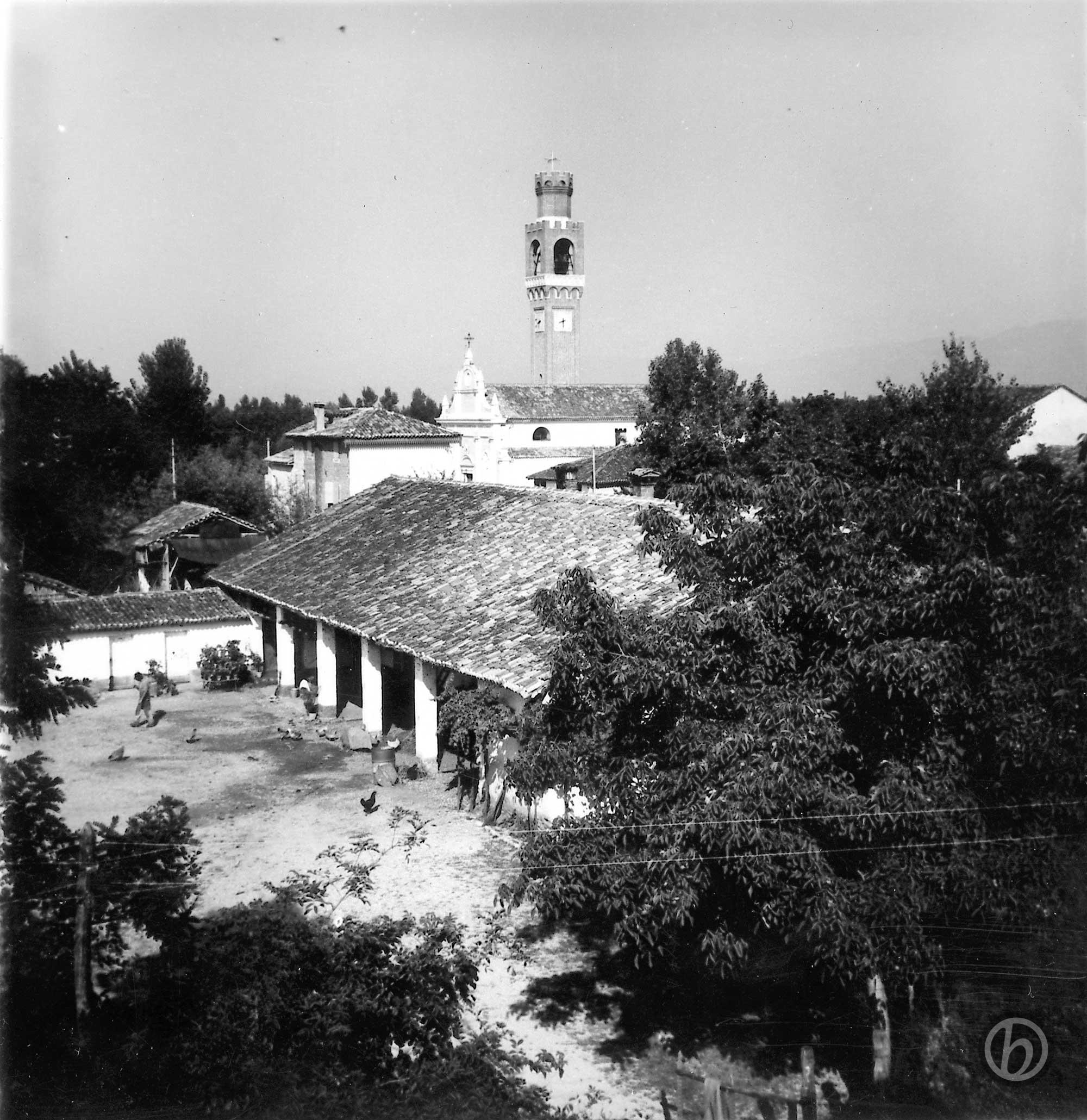 Foto Ida Trinca - 23 agosto 1961: l'aia di casa Martini e sullo sfondo la chiesa parrocchiale viste dalle finestre della Barchessa