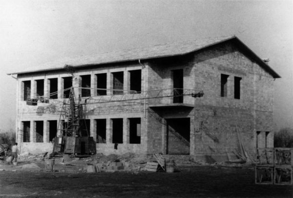 Foto Ida Trinca - 1965: la nuova scuola materna con le opere in muratura ormai complete