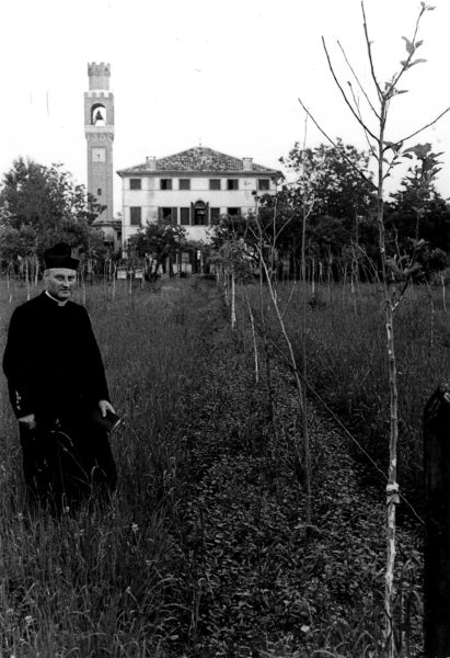 Foto Ida Trinca - La canonica e il campanile visti da sud: in primo piano don Alberto Miatello