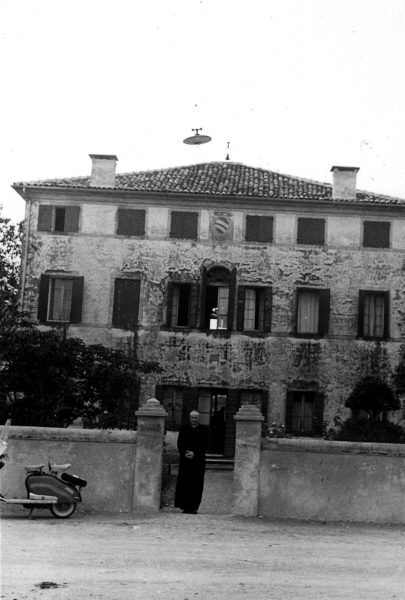 Foto Ida Trinca - La facciata a nord della canonica: sul cancelletto don Alberto Miatello