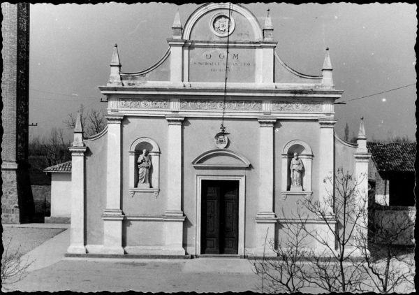 Foto Ida Trinca - La facciata della chiesa dalle finestre della canonica