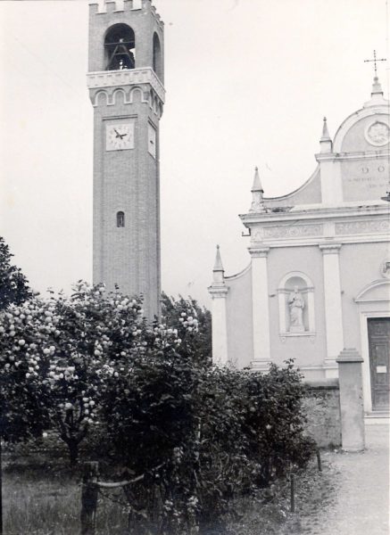 Foto Ida Trinca - Il campanile e la chiesa dal giardino della canonica