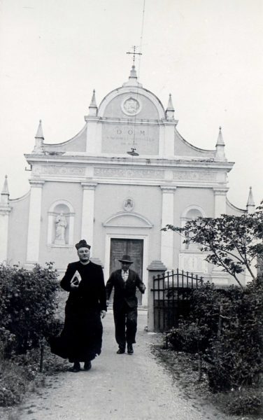 Foto Ida Trinca - La chiesa dal vialetto di ingresso alla canonica