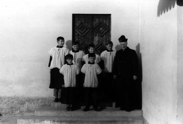 Foto Ida Trinca - 1967: i chierichetti con don Alberto Miatello pronti per la messa sui gradini della vecchia sacrestia