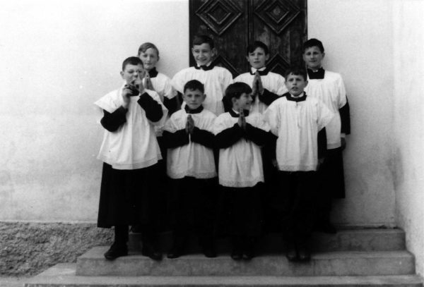 Foto Ida Trinca - 1967: i chierichetti pronti per la messa sui gradini della vecchia sacrestia