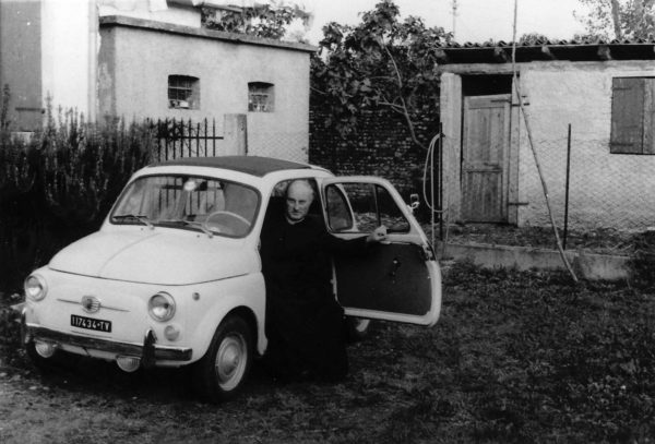Foto Ida Trinca - Don Alberto Miatello e la sua Fiat 500 parcheggiata sul retro della canonica