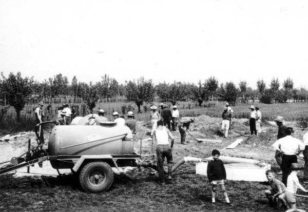 Foto Ida Trinca - 16 maggio 1965: l'opera dei volontari del paese nei lavori per la costruzione della nuova scuola materna