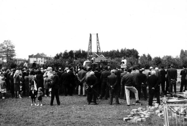 Foto Ida Trinca - 1965: la celebrazione della posa della prima pietra della nuova scuola materna officiata da padre Cristoforo Cavarzan
