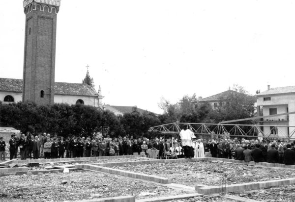 Foto Ida Trinca - 1965: la celebrazione della posa della prima pietra della nuova scuola materna officiata da padre Cristoforo Cavarzan